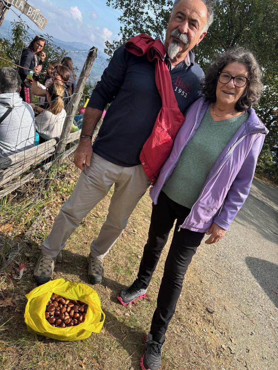Una coppia con il sacchetto di castagne raccolte