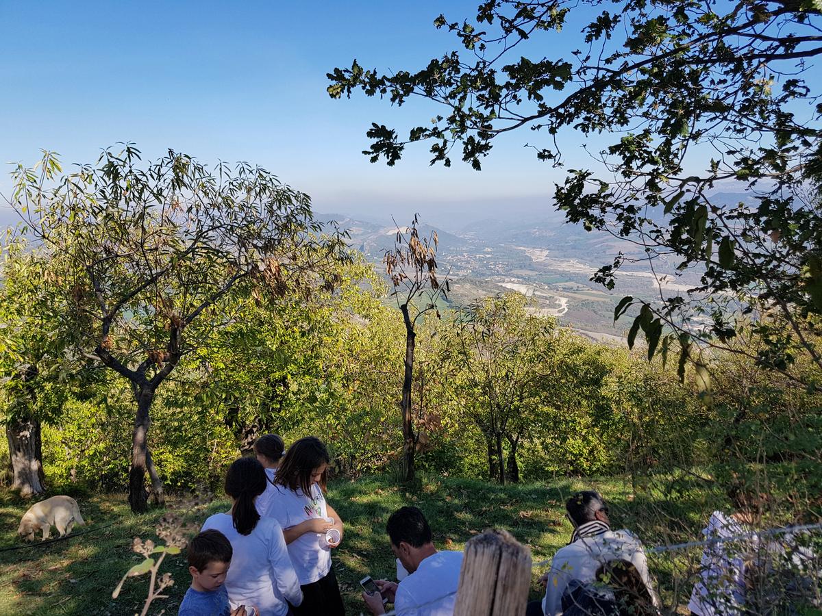 Famiglie in pausa con vista sulla valle
