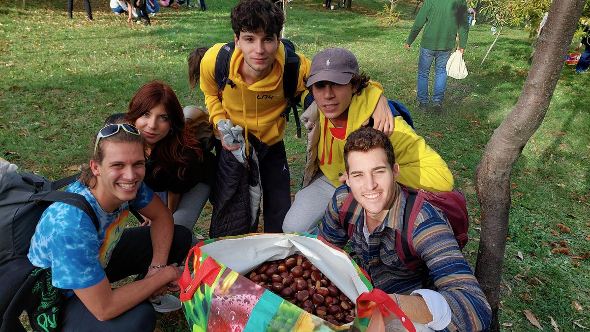 Un gruppo di ragazzi con la borsa piena di castagne