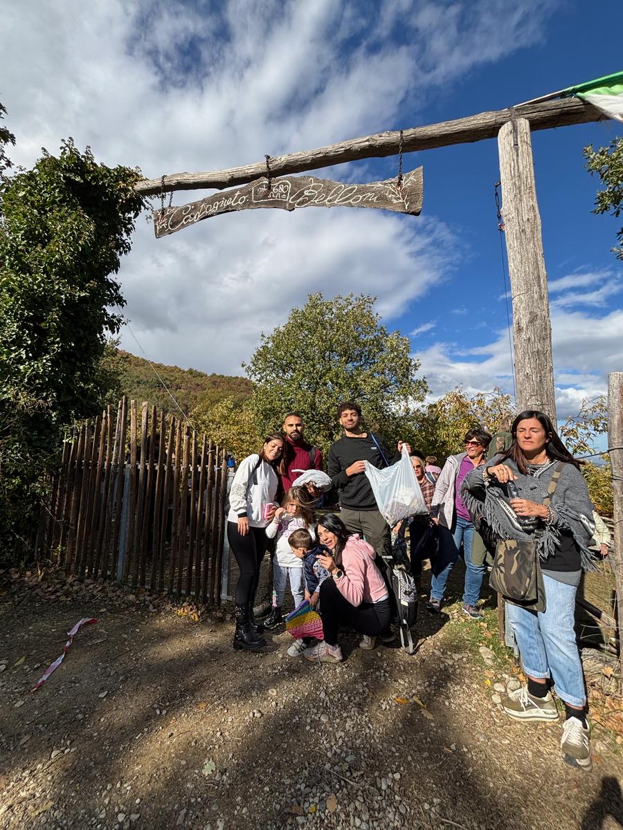 Foto di gruppo all'ingresso del Castagneto Monte Pincio