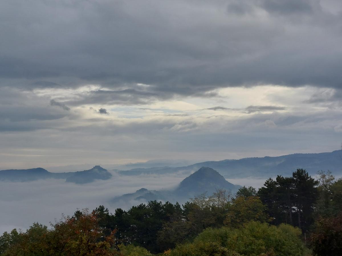 Panorama sul Montefeltro con le nuvole