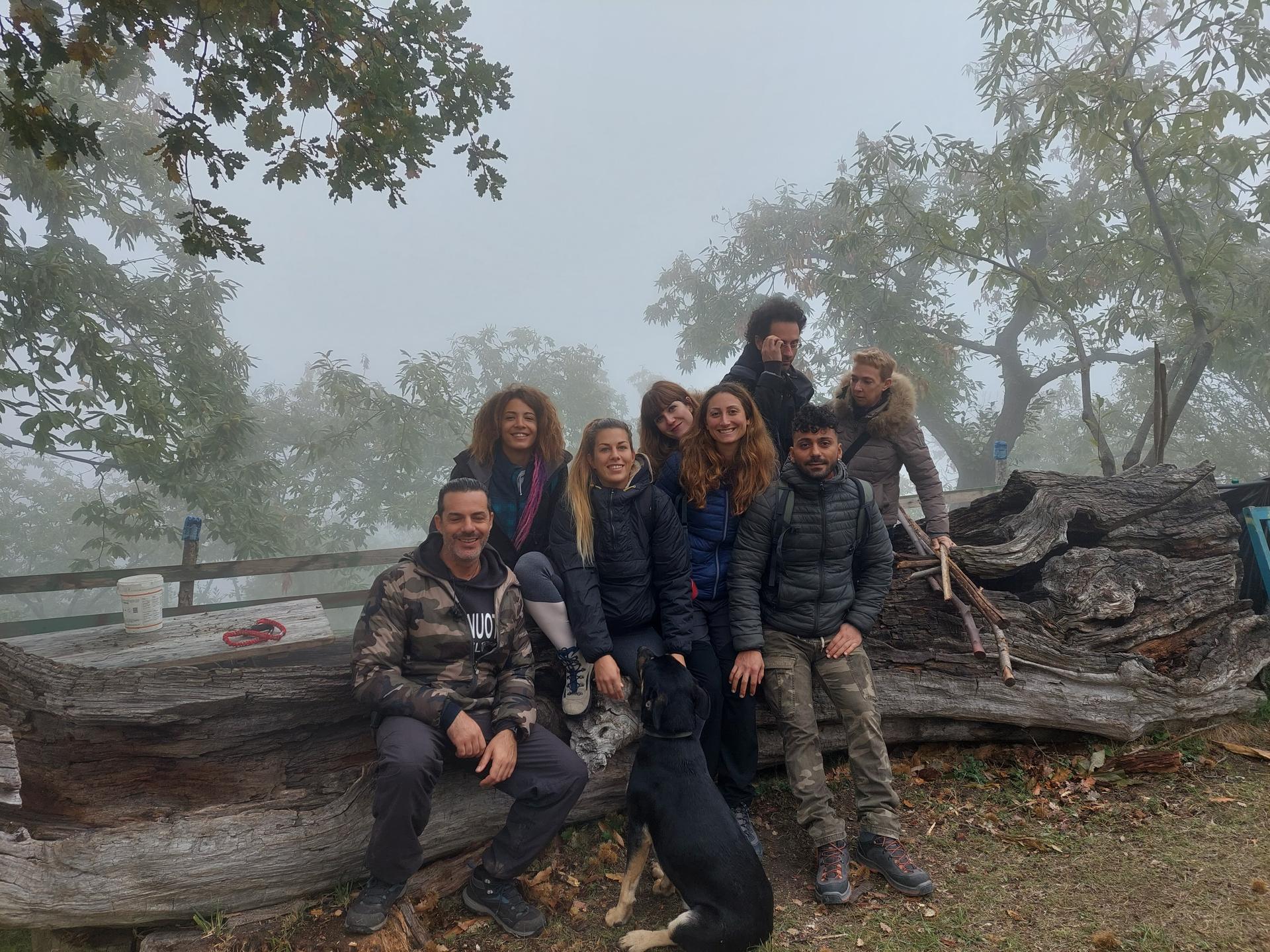 Un gruppo durante una giornata di team building nel castagneto del Monte Pincio